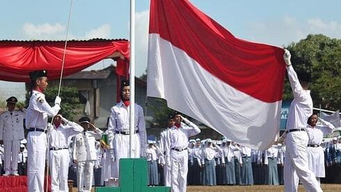 Una ceremonia de izamiento de la bandera nacional de Indonesia en Yakarta. (Gettyimages) Una ceremonia de izamiento de la bandera nacional de Indonesia en Yakarta
