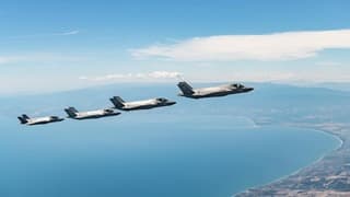 Vuelo en grupo de los aviones israelíes. 