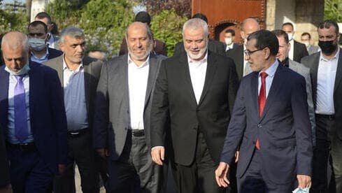 El primer ministro marroquí, Saad Dine El Otmani (derecha), recibe al líder de Hamás, Ismail Haniyeh (segundo desde la derecha), en Rabat. (EPA) El primer ministro marroquí, Saad Dine El Otmani (derecha), recibe al líder de Hamás, Ismail Haniyeh (segundo desde la derecha) en Rabat.