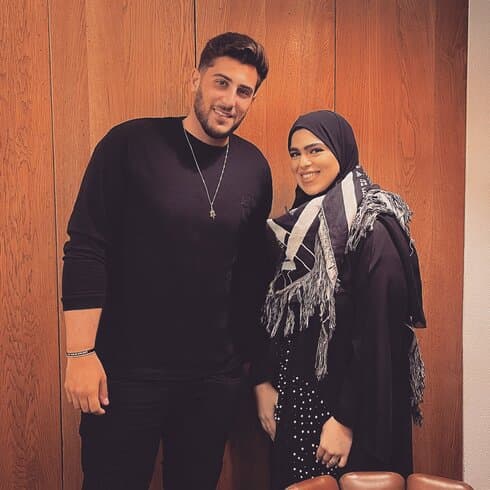 Rudy Rochman con King Norah, una activista emiratí por la paz, en Dubai. 