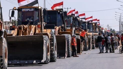Un convoy de excavadoras egipcias llega al lado de Gaza del cruce fronterizo de Rafah entre Egipto y la Franja. (AFP / Getty ) Un convoy de excavadoras egipcias llega al lado de Gaza del cruce fronterizo de Rafah entre Egipto y la Franja.