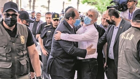 El jefe de inteligencia de Egipto, Abbas Kamel, abraza al líder de Hamas en Gaza, Yahya Sinwar, durante una visita a la Franja para apuntalar el alto el fuego de mayo de 2021. (AFP) El jefe de inteligencia de Egipto, Abbas Kamel, abraza al líder de Hamas en Gaza, Yahya Sinwar, durante una visita a la Franja para apuntalar el alto el fuego de mayo de 2021.
