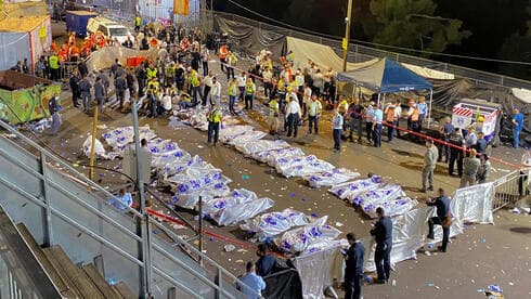 Los cuerpos de las víctimas de la tragedia del Monte Merón en el lugar de la estampida mortal. (Reuters) Los cuerpos de las víctimas de la tragedia del Monte Merón en el lugar de la estampida mortal.