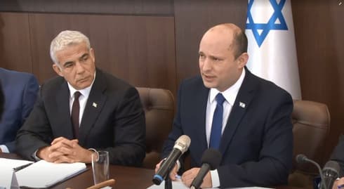 El primer ministro de Israel, Naftalí Bennett, se dirige al gabinete mientras lo escucha el ministro de Relaciones Exteriores, Yair Lapid. (Alex Gamburg) El primer ministro de Israel, Naftalí Bennett, se dirige al gabinete mientras lo escucha el ministro de Relaciones Exteriores, Yair Lapid.