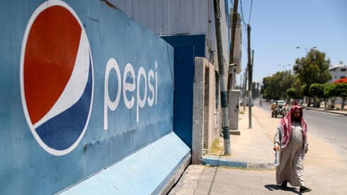 Frente de la fábrica de gaseosas en la Franja de Gaza. 