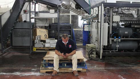 Uno de los trabajadores palestinos de la fábrica Pepsi en Gaza. 