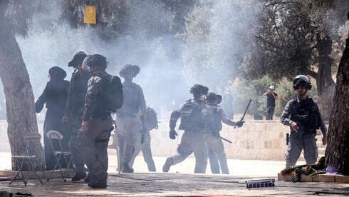 Manifestantes palestinos chocan con la policía israelí, durante los incidentes en la Mezquita de Al Aqsa, en mayo de este año. (Reuters) Manifestantes palestinos chocan con la policía israelí, durante los incidentes en la Mezquita de Al Aqsa, en mayo de este año.