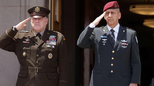 El jefe del Estado Mayor Conjunto del Ejército estadounidense, Mark Milley, y el jefe del Estado Mayor de las FDI, Aviv Kochavi, en Estados Unidos. (AFP) El jefe del Estado Mayor Conjunto del Ejército de EE.UU., Mark Milley, y el jefe del Estado Mayor de las FDI, teniente general Aviv Kochavi.