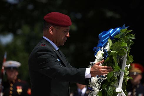 Kochavi participa en una ceremonia de colocación de ofrendas en la Tumba del Soldado Desconocido en Arlington, Virginia. 