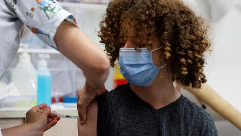 Un adolescente recibe su dosis contra el COVID-19 en una clínica de Tel Aviv. (Reuters) Un adolescente recibe su dosis contra COVID-19 en una clínica de Tel Aviv.