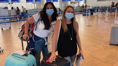 Los países de la UE podrían imponer restricciones al turismo israelí. (Roi Rubinstein) Israelíes en el aeropuerto Ben Gurion se preparan para volar a Chipre.