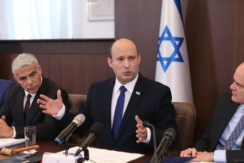 La coalición liderada por Bennett y Lapid enfrenta su primer gran desafío parlamentario. (Amit Shavi) Bennett Lapid