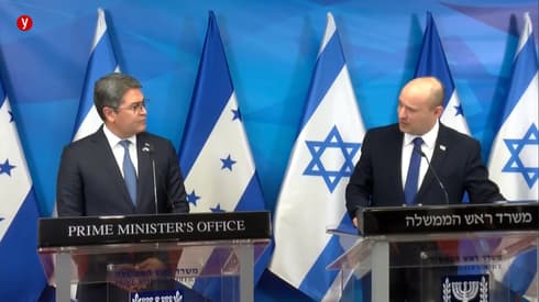 El expresidente de Honduras, Juan Orlando Hernández, y el primer ministro Naftali Bennett durante una visita del entonces líder hondureño a Israel en junio del 2021. (Captura de pantalla) Conferencia de prensa del primer ministro Naftalí Bennett y el presidente hondureño Juan Orlando Hernández.