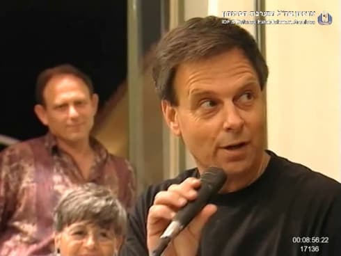 Ilan Ramon en el video de archivo, 20 años después de la Operación Ópera y dos años antes del accidente del transbordador Columbia. (Archivo Militar FDI) Ilan Ramon en el video de archivo, 20 años después de la Operación Ópera y dos años antes del accidente del transbordador Columbia.