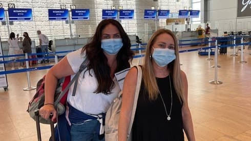 En su mayoría, los turistas extranjeros contagiados de COVID-19 que piden ayuda al Estado son adolescentes que todavía no se enrolaron en el ejército. (Roi Rubinstein) Dos israelíes con máscaras de protección en el Aeropuerto Ben Gurion.