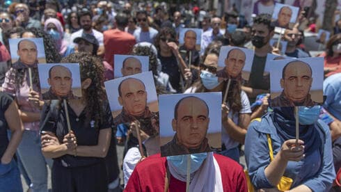 Manifestantes palestinos reclaman justicia por la muerte del activista Nizar Banat. (AP) Manifestantes palestinos reclaman justicia por la muerte del activista Nizar Banat.