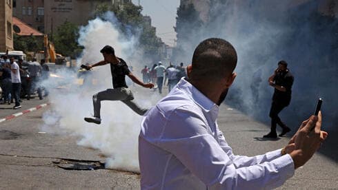 Enfrentamientos entre policías palestinos y manifestantes en Cisjordania.