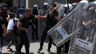 Policías palestinos dispersan una manifestación en Cisjordania.