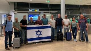 Delegación de las Fuerzas de Defensa y de la Cancillería israelí previo a su partida rumbo a las tareas de rescate en Miami. 
