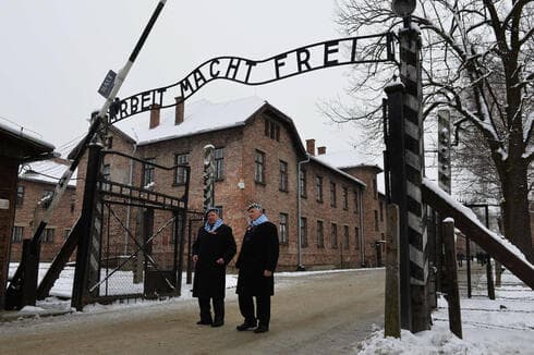 Sobrevivientes del Holocausto a la entrada del campo de concentración de Auschwitz en 2015. (AFP) Sobrevivientes del Holocausto a la entrada del campo de concentración de Auschwitz en 2015.