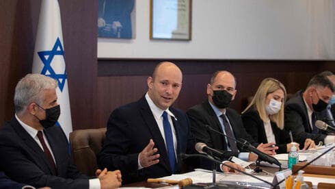 El primer ministro Naftalí Bennett encabeza la reunión de gabinete semanal el domingo. (AFP) El primer ministro Naftalí Bennett encabeza la reunión de gabinete semanal el domingo.