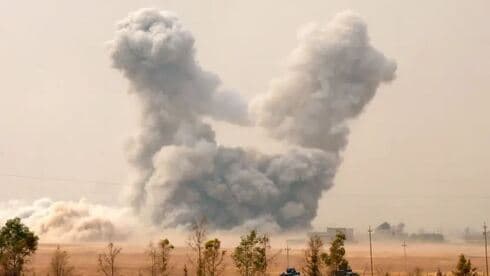 Imagen de archivo que muestra el humo que se eleva tras un ataque aéreo estadounidense en Irak, el 24 de octubre de 2016. (Reuters) Imagen de archivo que muestra el humo que se eleva tras un ataque aéreo estadounidense en Irak, el 24 de octubre de 2016.