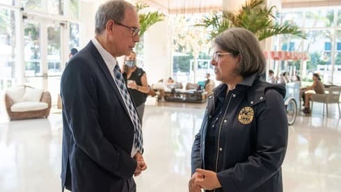 El ministro de Asuntos de la Diáspora, Nachman Shai, junto a la alcaldesa de Miami, Daniella Levine Cava. 