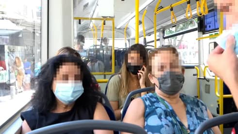 Pasajeros llevan mascarillas en un autobús de Tel Aviv el domingo, después de que se volvieran a endurecer las restricciones contra el COVID. (Nadav Abas) Pasajeros llevan mascarillas en un autobús de Tel Aviv el domingo, después de que se volvieran a endurecer las restricciones contra el COVID.
