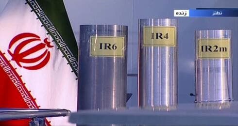 Tres versiones de centrifugadoras de uranio fabricadas en Irán son exhibidas durante un programa en vivo desde la planta de Natanz en 2018. (AP) Tres versiones de centrifugadoras de uranio fabricadas en Irán son exhibidas durante un programa en vivo desde la planta de Natanz en 2018.