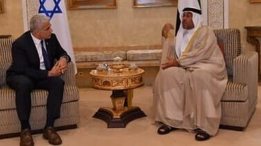 El canciller Lapid con el ministro de Estado emiratí, Ahmed Al Sayegh, en Abu Dhabi el martes.