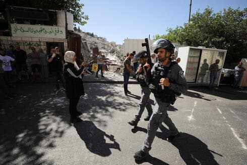 Agentes de la Policía de Fronteras durante los enfrentamientos con palestinos por la demolición de una tienda en el barrio de Silwan. (Reuters) Agentes de la Policía de Fronteras durante los enfrentamientos con palestinos por la demolición de una tienda en el barrio de Silwan.