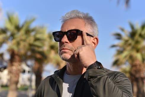 Las gafas de Deep Optics incluyen una aplicación para el teléfono inteligente. (Meir Cohen) Las gafas de Deep Optics incluyen una aplicación para el teléfono inteligente.