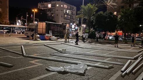 Trabajadores municipales de Tel Aviv construyen tiendas de campaña para albergar un centro de pruebas del coronavirus. (Hadar Yoavian) Trabajadores municipales de Tel Aviv construyen tiendas de campaña para albergar un centro de pruebas del coronavirus.