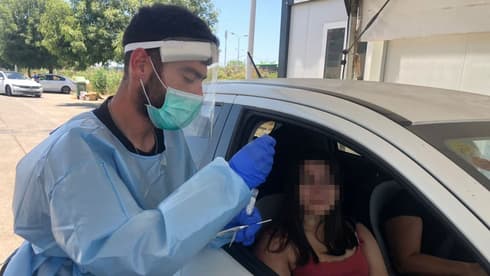 Israelíes se someten a pruebas de detección del coronavirus en el lugar reabierto en Petah Tikva. (Nadav Abas) Israelíes se someten a pruebas de detección del coronavirus en el lugar reabierto en Petah Tikva.