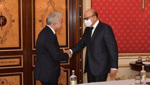 Lapid con el ministro de Relaciones Exteriores de Bahrein, Abdullatif Al-Zayani, en Roma el domingo.