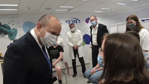 El Primer Ministro Naftali Bennett visita un centro de vacunación en Holon.