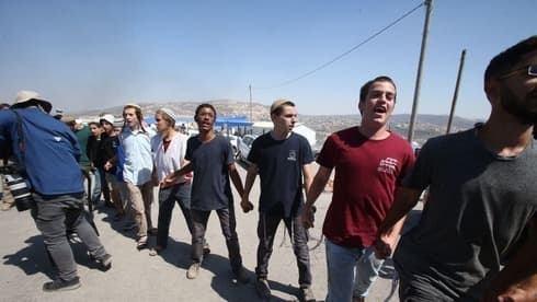 Jóvenes de diversos asentamientos llegan a Eviatar después de que el gobierno anunciara la evacuación del lugar. (Shaul Golan) Jóvenes de diversos asentamientos llegan a Eviatar después de que el gobierno anunciara la evacuación del lugar.