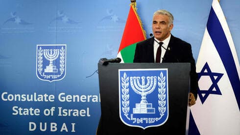 Lapid durante la inauguración de la nueva embajada Israel en los Emiratos. 