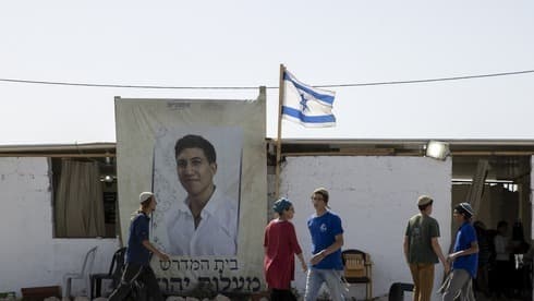 Una imagen de Yehuda Getta, el joven israelí asesinado en un ataque terrorista en mayo, en el asentamiento Eviatar. (Amit Shabi) Una imagen de Yehuda Getta, el joven israelí asesinado en un ataque terrorista en mayo, en el asentamiento Eviatar.
