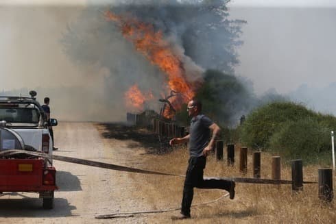 Archivo | Bomberos intentan apagar un incendio causado por globos incendiarios. 