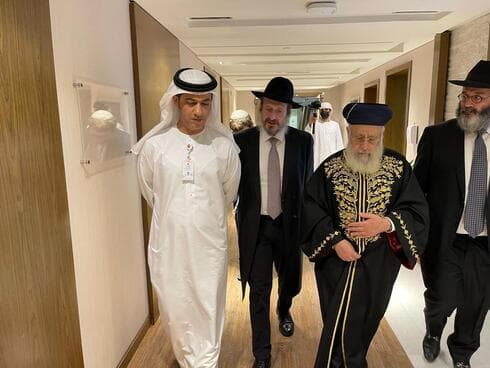 El gran rabino sefaradí de Israel, Yitzhak Yosef, con el rabino de Emiratos Árabes Unidos, Levi Duchman, y Meny Chitrik. El gran rabino sefaradí de Israel, Yitzhak Yosef, con el rabino de Emiratos Árabes Unidos, Levi Duchman, y Meny Chitrik.