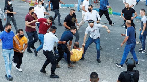 Las fuerzas de seguridad palestinas encubiertas arrestan a un manifestante en Ramallah tras la muerte de Nizar Banat. (Reuters) Las fuerzas de seguridad palestinas encubiertas arrestan a un manifestante en Ramallah tras la muerte de Nizar Banat.