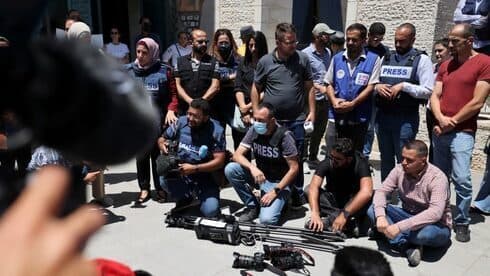 Periodistas protestan en la oficina de la ONU en Ramallah para exigir protección tras los ataques de las fuerzas de seguridad. (AFP) Periodistas protestan en la oficina de la ONU en Ramallah para exigir protección tras los ataques de las fuerzas de seguridad.
