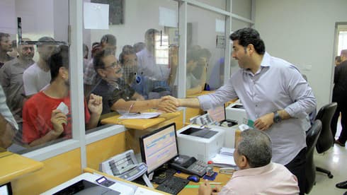 Distribución de la asistencia financiera de Catar en Gaza. 