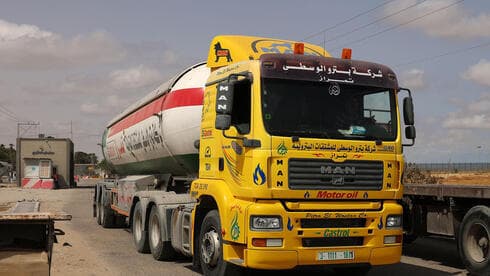 Un camión con combustible llega a la frontera entre Israel y Gaza antes de entrar en la Franja. (AFP) Un camión con combustible llega a la frontera entre Israel y Gaza antes de entrar en la Franja.