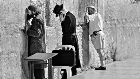 Judíos seculares y ultraortodoxos rezan en el Muro de los Lamentos. 