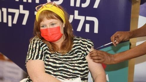 La profesora Galia Rahav recibe la vacuna contra el coronavirus.