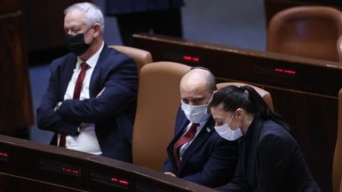 El primer ministro Naftalí Bennett junto a la ministra de Transporte, Merav Michaeli, y el ministro de Defensa, Benny Gantz, en la Knesset.