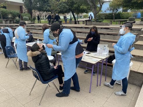 Realización de test rápidos de coronavirus en el Instituto Hebreo de Chile. 