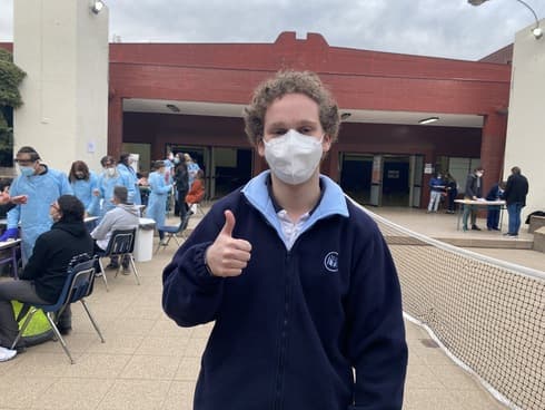 Un estudiante de educación media, luego de pasar el test de coronavirus. 